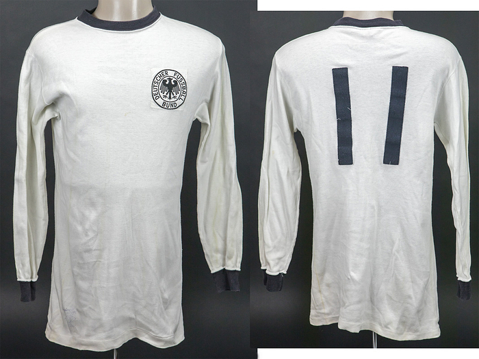 Original match worn Spielertrikot von Deutschland mit der Rückennummer 11, getragen von Werner Weist in dem U-23 Länderspiel Deutschland v Polen am 16.11.1971 in Bremen. Weist schoß in diesem Spiel ein Tor. Status:AAA --Am 17.11. spielte die DFB A-Nationalmannschaft ebenfalls gegen Polen, in absolut identischen Trikots! Dieses Trikot wurde auch bei der Fußball - Weltmeisterschaft 1970 in Mexiko vom DFB vorbereitet, doch die langarm Variante kam aufgrund der hohen Temperaturen nicht zum Einsatz!.