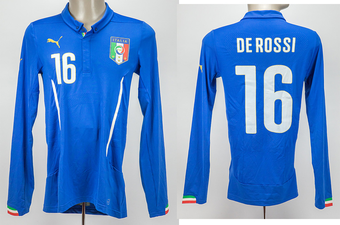 Original match worn / issued Spielertrikot von Italien mit der Rückennummer 16. Getragen von Daniele De Rossi in einem Spiel für die italienische Fußball Nationalmannschaft in der Saison 2014/2015. De Rossi ist Fußball Weltmeister 2006. Status:ABC.