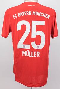 match worn football shirt Bayern Munich 2020/2021 - Original match-worn FC Bayern Munich shirt with the number 25. Worn by Thomas Müller on January 24, 2021, in a Bundesliga match against FC Schalke 04. Schalke lost 0-4 to Bayern. Müller is the 2014 World Cup winner. Status: AAB --Short-sleeved jersey; size 5; gummed club logo, 4 championship stars, and adidas logo; advertising print "-T---"; gummed player name, number, and 'FC Bayern München' lettering; gummed 'Mia san mia' lettering on the back of the collar; with 2019/2020 German Champion patch and Qatar Airways patch; Heat, RDY. Comes from the collection of a Bayern Munich employee. Condition: A - Bild 3
