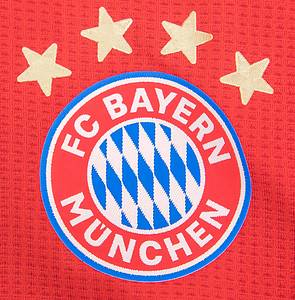 match worn football shirt Bayern Munich 2020/2021 - Original match-worn FC Bayern Munich shirt with the number 25. Worn by Thomas Müller on January 24, 2021, in a Bundesliga match against FC Schalke 04. Schalke lost 0-4 to Bayern. Müller is the 2014 World Cup winner. Status: AAB --Short-sleeved jersey; size 5; gummed club logo, 4 championship stars, and adidas logo; advertising print "-T---"; gummed player name, number, and 'FC Bayern München' lettering; gummed 'Mia san mia' lettering on the back of the collar; with 2019/2020 German Champion patch and Qatar Airways patch; Heat, RDY. Comes from the collection of a Bayern Munich employee. Condition: A - Bild 4