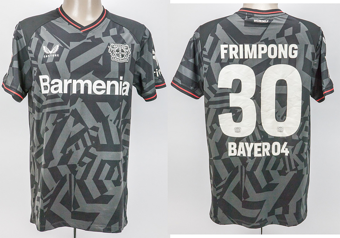 Original match worn Spielertrikot von Bayer 04 Leverkusen mit der Rückennummer 30. Getragen von Jeremy Frimpong in einem Spiel der Fußball Bundesliga in der Saison 2022/2023. Frimpong ist 10-facher Nationalspieler von den Niederlande. Status:ABB.