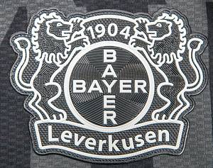 Original match worn Spielertrikot von Bayer 04 Leverkusen mit der Rückennummer 30. Getragen von Jeremy Frimpong in einem Spiel der Fußball Bundesliga in der Saison 2022/2023. Frimpong ist 10-facher Nationalspieler von den Niederlande. Status:ABB. - Bild 4
