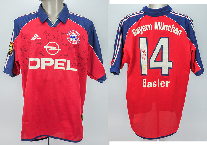 Original match worn Spielertrikot vom FC Bayern München mit der Rückennummer 14. Getragen von Mario Basler in einem Spiel der Fußball Bundesliga in der Saison 1999/2000. Basler ist Fußball  Europameister 1996. Trikot ist Team signiert (mit ca. 23 original Autographen auf der Vorderseite und Basler auf der Rückennummer). Status: ABB.