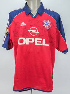 Original match worn Spielertrikot vom FC Bayern München mit der Rückennummer 14. Getragen von Mario Basler in einem Spiel der Fußball Bundesliga in der Saison 1999/2000. Basler ist Fußball  Europameister 1996. Trikot ist Team signiert (mit ca. 23 original Autographen auf der Vorderseite und Basler auf der Rückennummer). Status: ABB. - Bild 2