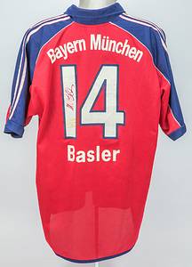 Original match worn Spielertrikot vom FC Bayern München mit der Rückennummer 14. Getragen von Mario Basler in einem Spiel der Fußball Bundesliga in der Saison 1999/2000. Basler ist Fußball  Europameister 1996. Trikot ist Team signiert (mit ca. 23 original Autographen auf der Vorderseite und Basler auf der Rückennummer). Status: ABB. - Bild 3