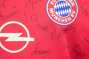 Original match worn Spielertrikot vom FC Bayern München mit der Rückennummer 14. Getragen von Mario Basler in einem Spiel der Fußball Bundesliga in der Saison 1999/2000. Basler ist Fußball  Europameister 1996. Trikot ist Team signiert (mit ca. 23 original Autographen auf der Vorderseite und Basler auf der Rückennummer). Status: ABB. - Bild 4