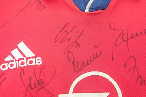Original match worn Spielertrikot vom FC Bayern München mit der Rückennummer 14. Getragen von Mario Basler in einem Spiel der Fußball Bundesliga in der Saison 1999/2000. Basler ist Fußball  Europameister 1996. Trikot ist Team signiert (mit ca. 23 original Autographen auf der Vorderseite und Basler auf der Rückennummer). Status: ABB. - Bild 5