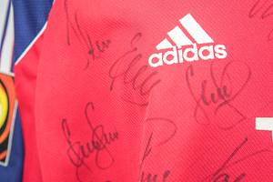 Original match worn Spielertrikot vom FC Bayern München mit der Rückennummer 14. Getragen von Mario Basler in einem Spiel der Fußball Bundesliga in der Saison 1999/2000. Basler ist Fußball  Europameister 1996. Trikot ist Team signiert (mit ca. 23 original Autographen auf der Vorderseite und Basler auf der Rückennummer). Status: ABB. - Bild 6