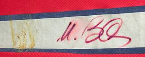 Original match worn Spielertrikot vom FC Bayern München mit der Rückennummer 14. Getragen von Mario Basler in einem Spiel der Fußball Bundesliga in der Saison 1999/2000. Basler ist Fußball  Europameister 1996. Trikot ist Team signiert (mit ca. 23 original Autographen auf der Vorderseite und Basler auf der Rückennummer). Status: ABB. - Bild 7