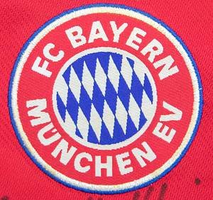 Original match worn Spielertrikot vom FC Bayern München mit der Rückennummer 14. Getragen von Mario Basler in einem Spiel der Fußball Bundesliga in der Saison 1999/2000. Basler ist Fußball  Europameister 1996. Trikot ist Team signiert (mit ca. 23 original Autographen auf der Vorderseite und Basler auf der Rückennummer). Status: ABB. - Bild 10