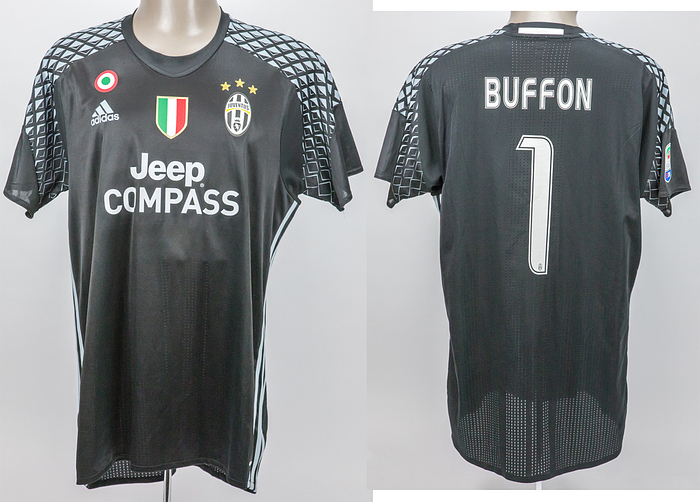 Original match worn /issued Torwarttrikot von Juventus Turin mit der Rückennummer 1. Dieses Trikotmodell wurde von Gianluigi Buffon nur am  21.05.2017 im Spiel der Serie A gegen den FC Crotone getagen!. Juve - Crotone 3:0. In diesem Spiel feiert Juventus seinen meistertitle 2016/2017!. Buffon ist Fußball Weltmeister 2006 und mehrfacher Welttorhüter. Status:AAC.