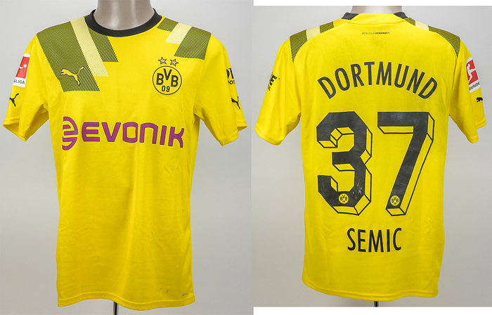 Sorry, no english description is available. ... match worn football shirt Borussia Dortmund 2022 -  Condition: A-.....Trikot kurzarm; Größe M; Vereins-Logo, 2 Meistersterne und Puma-Logos gestickt; Werbeaufdruck 'evonik', Rückennummer, Spielername und Schriftzug 'Dortmund' gummiert; Schriftzug 'Borussia verbindet' auf Kragenrückseite gummiert; Trikot ist ungewaschen und hat Gebrauchsspuren (Flecken); mit BL Patch und Rowe Motor Oil Patch; Puma DryCell.