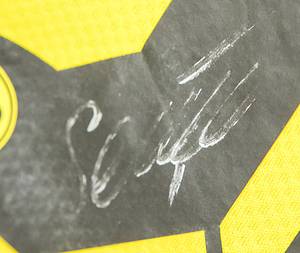 Original match worn Spielertrikot von Borussia Dortmund mit der Rückennummer 37. Getragen von Lion Semic am 24.11.2022 im Spiel der Asia-Tour gegen den Lion City Sailors (Singapur) - BVB 2:7. Ungewaschen. Mit original Autograph von Semic auf der Rückennummer. Status:AAC. - Bild 4