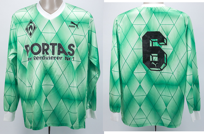 Sorry, no english description is available. ... match worn football shirt Werder Bremen 1990/1991 -  Condition: A-.....Trikot langarm; Größe ca. L; Vereins-Logo und Werbeaufdruck 'Portas Der Renovierer Nr. 1' geflockt; Puma-Logo geflockt; Rückennummer geflockt; Trikot hat Gebrauchsspuren (Flock leicht verwaschen); Puma. Wäshezeichen fehlt. Der Einlieferer hat diese Trikot 1991 von Borowka erhalten.