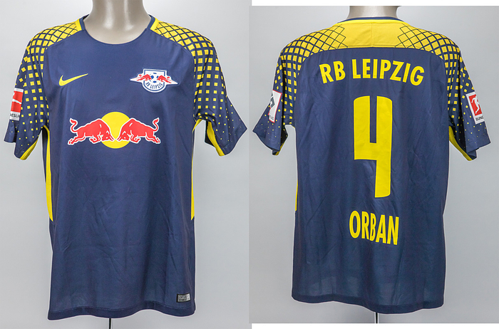 Original match worn Spielertrikot vom RB Leipzig mit der Rückennummer 4. Getragen von Willi Urban am 19.02.2018 im Spiel der Fußball Bundesliga gegen Eintracht Frankfurt. Frankfurt - RB 2:1. Urban ist 54-facher Nationalspieler von Ungarn. Status:AAB.