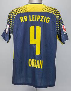 Original match worn Spielertrikot vom RB Leipzig mit der Rückennummer 4. Getragen von Willi Urban am 19.02.2018 im Spiel der Fußball Bundesliga gegen Eintracht Frankfurt. Frankfurt - RB 2:1. Urban ist 54-facher Nationalspieler von Ungarn. Status:AAB. - Bild 3