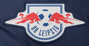 Original match worn Spielertrikot vom RB Leipzig mit der Rückennummer 4. Getragen von Willi Urban am 19.02.2018 im Spiel der Fußball Bundesliga gegen Eintracht Frankfurt. Frankfurt - RB 2:1. Urban ist 54-facher Nationalspieler von Ungarn. Status:AAB. - Bild 4