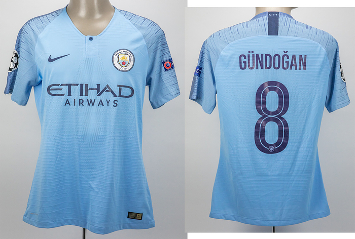 match worn football shirt Manchester City 2018/19 - Original match-worn Manchester City shirt with the number 4. Worn by Ilkay Gündogan on March 12, 2019, in the UEFA Champions League round of 16 match against FC Schalke 04. Man City - Schalke 7:0; Gündogan has been capped 82 times by Germany. Exchange jersey. Status: AAA --Short-sleeved jersey with button placket; size L; flocked club logo; embroidered Nike logo; rubberized 'Etihad Airways' advertising print; rubberized back number and player name; rubberized 'City' lettering on the back of the collar; mesh front and back; with CL Starball patch and UEFA Respect patch; Nike Vaporknit. The consignor received this item directly from a Schalke 04 player. Condition: A
