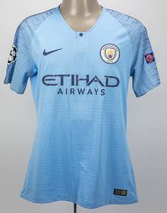 Manchester, City - Trikot 2018/2019  | Original match worn Spielertrikot von Manchester City mit der Rückennummer 4. Getragen von Ilkay Gündogan am 12.03.2019 im Achtelfinale der UEFA Champions League gegen den FC Schalke 04. Man City - Schalke 7:0; Gündogan ist 82-facher Nationalspieler von Deutschland. Tauschtrikot Status:AAA. - Bild 2