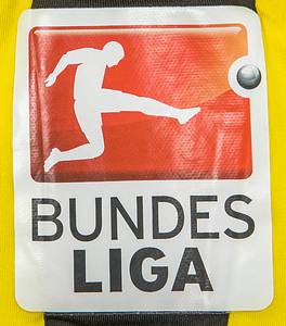 Original match worn Spielertrikot von Borussia Dortmund mit der Rückennummer 17. Getragen von Pierre-Emerick Aubameyang in der Fußball-Bundesliga-Saison 2015/2016. Mit Original Autograph von Aubameyang und einigen anderen Spielern auf der Vorderseite. Status:ABC. - Bild 9