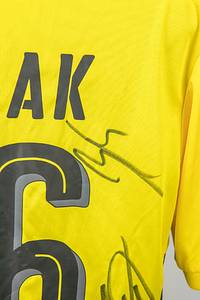 Original match worn Spielertrikot von Borussia Dortmund mit der Rückennummer 36. Getragen von Ömer Toprak am 26.08.2017 im Spiel der Fußball Bundesliga gegen Hertha BSC Berlin; Dortmund - Hertha 2:0. Toprak ist 27-facher Nationalspieler der Türkei. Trikot mit 4 original Autographen auf der Rückseite. Status:AAC. - Bild 5