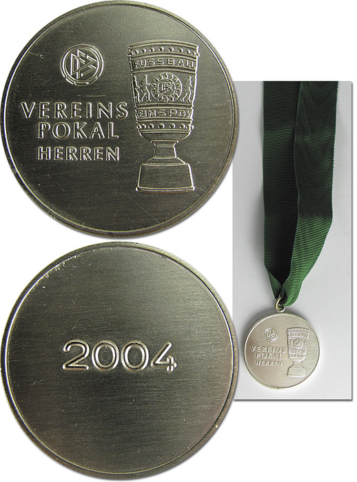 Aachen, Alemmania-Siegermedaille 2004  | Original Siegermedaille von Alemmania Aachen für den 2,Platz im Endspiel des DFB-Pokal 2004 am 29.5.2004 in Berlin Werder Bremen v Alemannia Aachen (3:2). Mit der Aufschrift "Vereinspokal Herren" und der Gravur "2004". Bronze, versilbert, 4 cm mit original Seidenband.