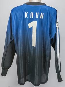 match worn football shirt Bayern Munich 2002/2003 - Original match-worn Bayern Munich goalkeeper shirt with the number 1. Worn by Oliver Kahn in a UEFA Champions League match during the 2002/2003 season. Kahn is a 1996 European Football Champion and 2002 World Cup runner-up. Status: ABB Long-sleeved goalkeeper jersey with arm padding; size XL; flocked club logo; embroidered adidas logo; flocked 'T-Mobile' advertising print; flocked player name and number; with CL Starball patch, CL 4 Trophy patch, and O. Kahn Goalkeeping Badge; jersey has minor signs of wear; adidas. Jersey comes from the collection of a former Bayern Munich coach. Condition: A- - Bild 3