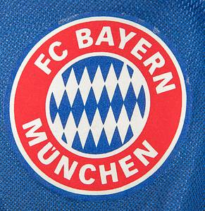 match worn football shirt Bayern Munich 2002/2003 - Original match-worn Bayern Munich goalkeeper shirt with the number 1. Worn by Oliver Kahn in a UEFA Champions League match during the 2002/2003 season. Kahn is a 1996 European Football Champion and 2002 World Cup runner-up. Status: ABB Long-sleeved goalkeeper jersey with arm padding; size XL; flocked club logo; embroidered adidas logo; flocked 'T-Mobile' advertising print; flocked player name and number; with CL Starball patch, CL 4 Trophy patch, and O. Kahn Goalkeeping Badge; jersey has minor signs of wear; adidas. Jersey comes from the collection of a former Bayern Munich coach. Condition: A- - Bild 4