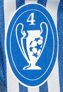 match worn football shirt Bayern Munich 2002/2003 - Original match-worn Bayern Munich goalkeeper shirt with the number 1. Worn by Oliver Kahn in a UEFA Champions League match during the 2002/2003 season. Kahn is a 1996 European Football Champion and 2002 World Cup runner-up. Status: ABB Long-sleeved goalkeeper jersey with arm padding; size XL; flocked club logo; embroidered adidas logo; flocked 'T-Mobile' advertising print; flocked player name and number; with CL Starball patch, CL 4 Trophy patch, and O. Kahn Goalkeeping Badge; jersey has minor signs of wear; adidas. Jersey comes from the collection of a former Bayern Munich coach. Condition: A- - Bild 7