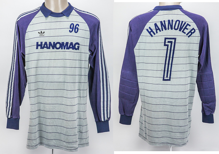 Sorry, no english description is available. ... match worn football shirt Hannover 96 1981/1982 -  Condition: A-.....Torwart-Trikot langarm; Größe ca. L; Vereins-Logo und Werbeaufdruck 'Hanomag' geflockt; adidas-Logo aufgedruckt; Rückennummer und Schriftzug 'Hannover' geflockt; Trikot hat Gebrauchsspuren (Etikett wurde entfernt, kleine Löcher); adidas.