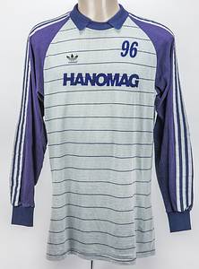 Sorry, no english description is available. ... match worn football shirt Hannover 96 1981/1982 -  Condition: A-.....Torwart-Trikot langarm; Größe ca. L; Vereins-Logo und Werbeaufdruck 'Hanomag' geflockt; adidas-Logo aufgedruckt; Rückennummer und Schriftzug 'Hannover' geflockt; Trikot hat Gebrauchsspuren (Etikett wurde entfernt, kleine Löcher); adidas. - Bild 2