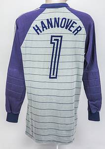 Sorry, no english description is available. ... match worn football shirt Hannover 96 1981/1982 -  Condition: A-.....Torwart-Trikot langarm; Größe ca. L; Vereins-Logo und Werbeaufdruck 'Hanomag' geflockt; adidas-Logo aufgedruckt; Rückennummer und Schriftzug 'Hannover' geflockt; Trikot hat Gebrauchsspuren (Etikett wurde entfernt, kleine Löcher); adidas. - Bild 3