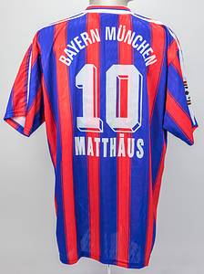 match worn football shirt Bayern Munich 1996/1997 - Original match-worn FC Bayern Munich shirt with the number 10. Worn by Lothar Matthäus in a Bundesliga match during the 1996/1997 season. Matthäus was a 1990 World Cup winner, runner-up in the 1982 and 1986 FIFA World Cups, and a 1980 European Championship winner. Status: ABB --Short-sleeved jersey with button placket; size XL; flocked club logo; embroidered adidas logo; flocked Opel advertising print; flocked player name, number, and Bayern Munich lettering; jersey has minor signs of wear; with BL patch; adidas. Jersey comes from the collection of a former Bayern Munich manager. Condition: A- - Bild 3