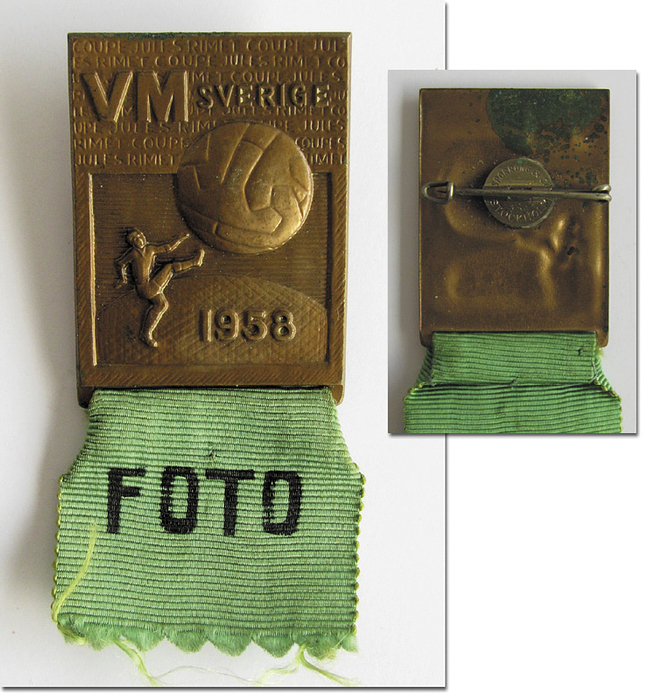 Teilnehmerabzeichen aus Bronze mit grünem Seidenband und schwarzer Aufschrift „Foto“. 7x3cm.