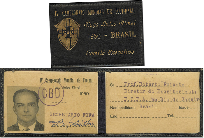 Offizielles goldgeprägtes Ledermäppchen für einen Ausweis „IV Campeonato Mundial de Foot-Ball. Caca Jules Rimet 1950 - Brasil. Comité Executivo“ 8,8x6cm mit dem original Ausweis von Roberto Peixoto "Secretario FIFA" mit original Signatur und Lichtbild.