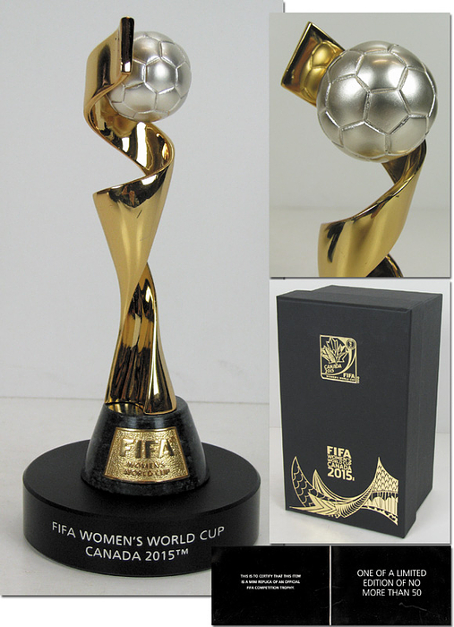 FIFA Women´s World Cup 2015 Canada USA - Official liminted mini replica "FIFA Women´s World Cup Canada 2015" Gilt and silver plated bronze on a marble pedestal and golde plaque "FIFA Women´s World Cup".  The trophy is mounted onto a a black matted pedestal which is inscribed "FIFA Women´s World up 2015". Weight : 473 grammes, heigth: 17.5 cm. In original box and with IFIFA certificate of authenticity. No more than 50 copy of this mini trophy were produced. Was presented to players of the Women's World Cup in the USA 2015 and to some FIFA officials. Rare. Condition: A