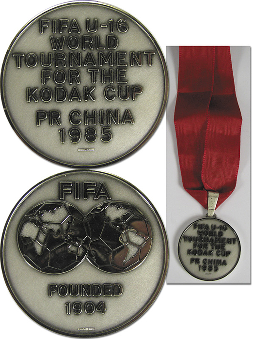 Winner medal FIFA Youth Championships 1985 China - FIFA Under-16 World Tournament from the Kodak Cup PR China 1985. For runner-up Germany. Bronze, 5 cm, with original silk ribbon. Germany - Nigeria 0:2. All German players received this medal. Condition: A