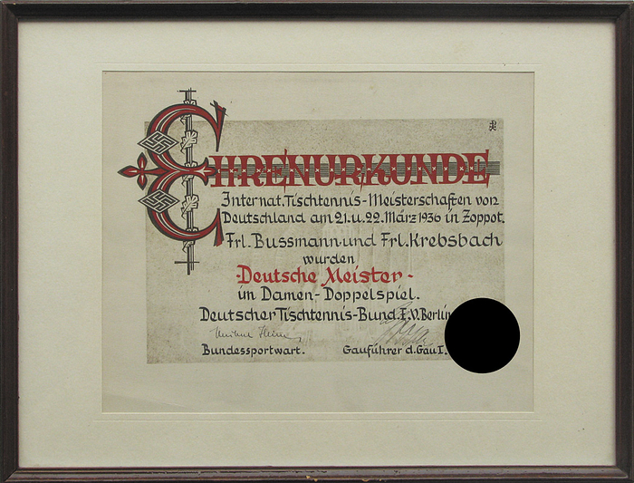 Tischtennis-Siegerurkunde 1936  | Offizielle Siegerurkunde für den 1.Platz bei den deutschen Tischtennis - Meisterschaften 1936 mit der Aufschrift "Ehrenurkunde Internat. Tischtennis - Meisterschaften von Deutschland am 21. u. 22. März 1936 in Zoppot. Frl. Bussmann und Frl. Krebsbach wurden Deutsche Meister im Damen-Doppelspiel". 29x24 cm.