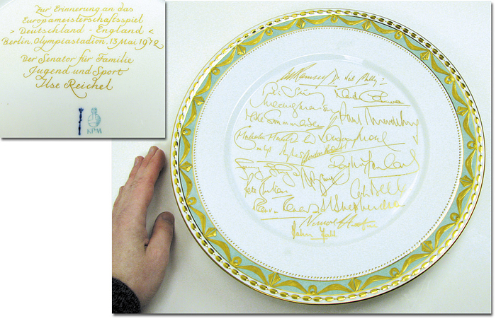 Großer Gedenkteller der Europameisterschaft 1972, mit den Unterschriften der englischen Spieler in Gold, goldbronziertes Bandrelief und Perlstab. "Zur Erinnerung an das Europameisterschaftsspiel Deutschland - England, Berlin, Olypmiastadion, 13. Mai 1972" auf der Rückseite, KPM Stempel Zepter und Reichsapfel. Durchmesser 29 cm.