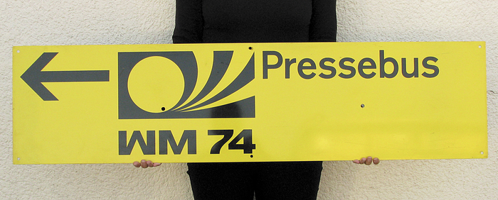 Blechschild WM 1974  | Original Blechschild von der Fußball - Weltmeisterschaft 1974 in Deutschland mit Logo der WM 1974 und der Aufschrift "WM 74 Pressebus", 120x30 cm.