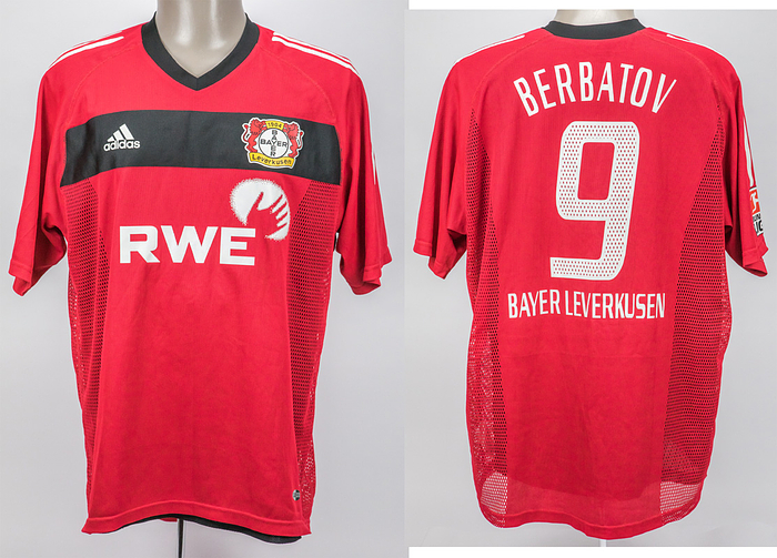 Sorry, no english description is available. ... match worn football shirt Bayer Leverkusen 2003 -  Condition: A-.....Trikot kurzarm mit Innenhemd (Double Layer); Größe XL, Vereins-Logo und adidas-Logo gummiert; Werbeaufdruck 'RWE' gummiert; Spielername, Rückennummer und Schriftzug 'Bayer Leverkusen gummiert; Innenhemd aus Netzstoff; Netzstoff seitlich eingelassen; mit BL Patch; Trikot hat Gebrauchsspuren (Fehlstellen in der Rückennummer und im Namen, Fäden gezogen); adidas climacool. Der Einlieferer hat dieses trikot direkt von Berbatow erhalten.
