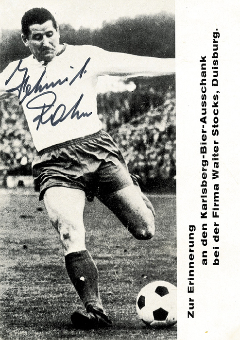 Rahn, Helmut  | (1929-2003) S/W-Autogrammkarte (Firma Walter Stöcks) von Helmut Rahn im Trikot von Rot-Weiß Essen mit original Signatur, 15x10,5 cm.
