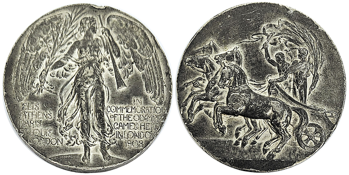 Offizielle silberne Teilnehmermedaille der Olympischen Spiele 1908 „In Commemoration of the Olympic Games held in London 1908“. Von B.Mackennal. Mit Randpunze "Vaughton" Bronze, versilbert, 5 cm.