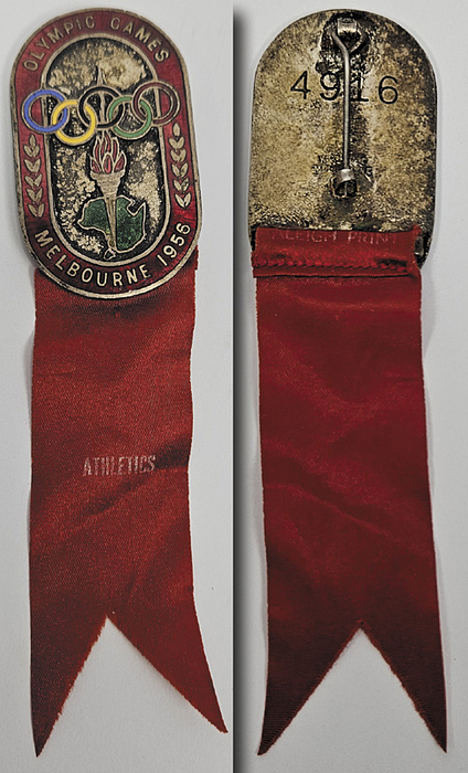 Teilnehmerabzeichen 1956  | Teilnehmerabzeichen „Olympic Games Melbourne 1956“. Nummeriertes Abzeichen „4916“. Bronze, mehrfarbig emailliert. Mit rotem Seidenband und weißem Aufdruck "Athletics". 12,5 x3,1 cm.