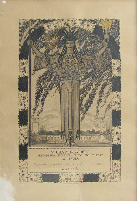 Siegerdiplom „V.Olympiaden. Olympiska Spelen i Stockholm 1912. III.Pris Gymnastik, trupptäslan med frit val af rörelser och redkamp, DANMARK“ für die Bronzemedaille im Turnen für eine dänische Turnerin. 61x43 cm. Entwurf von Olle Hjertzberg. Gedruckt von Centraltryckeriet, Stockholm. Teilweise mit Goldprägung.