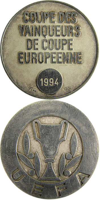 Offizielle Siegermedaille für den Verlierer des Endspiels um den UEFA Europapokal der Pokalsieger am 5.5.1994 in Kopenhagen. Arsenal London v Parma FC (1:0). Mit der Aufschrift "Coupe des Vainqueurs de Coupe Europeene" und Gravur "1994". Silber (gepunzt 800er, PEKA), 3,2 cm.