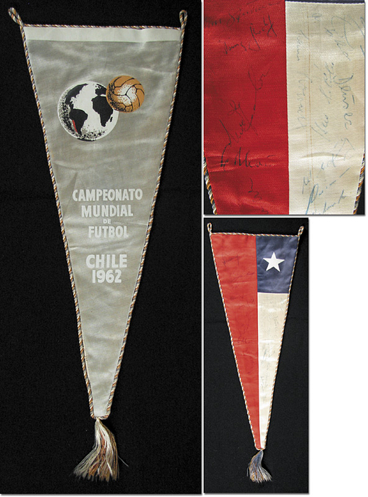 Offizieller Wimpel des chilenischen Verbandes für die Fußball-Weltmeisterschaft 1962 "Campeonato Mundial de Futbol Chile 1962". Farbig bedruckte Seide mit rot-weiß-blauer Bordüre und Seidenbommel. Rückseite dreifarbige Seide als chilenische Landesflagge. Rückseite mit 21 Originalsignaturen der deutschen Spieler und Trainer die bei der Fußblll-WM 1962 in Chile waren. 47x21 cm (ohne Bommel).