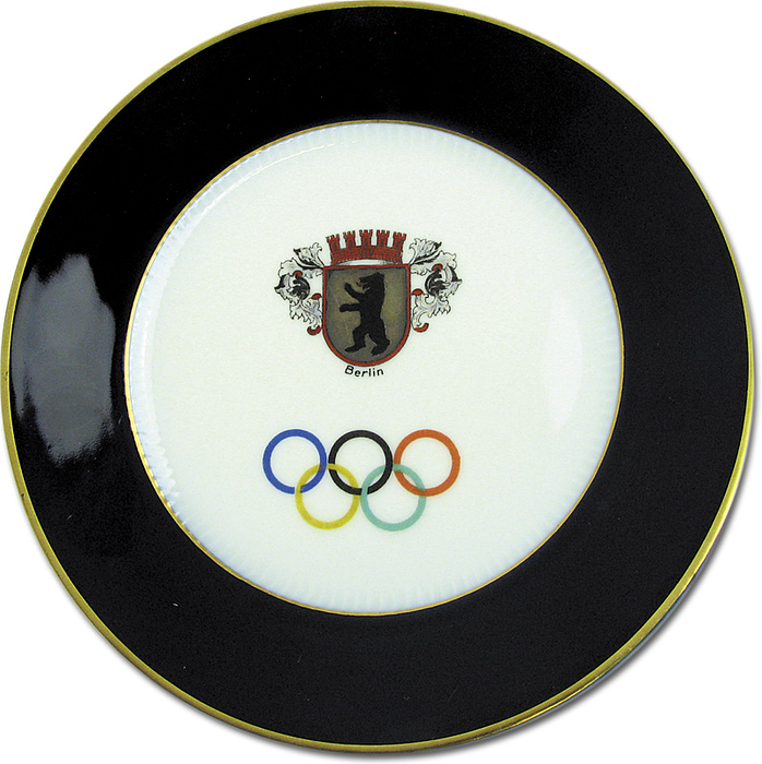 Teller OSS1936  | Teller mit Stadtwappen und Inschrift "Berlin", Olympische Ringe und Goldränder. Hersteller Johann Haviland,Bavaria, handbemaltes Porzellan. Durchmesser 19,3 cm.