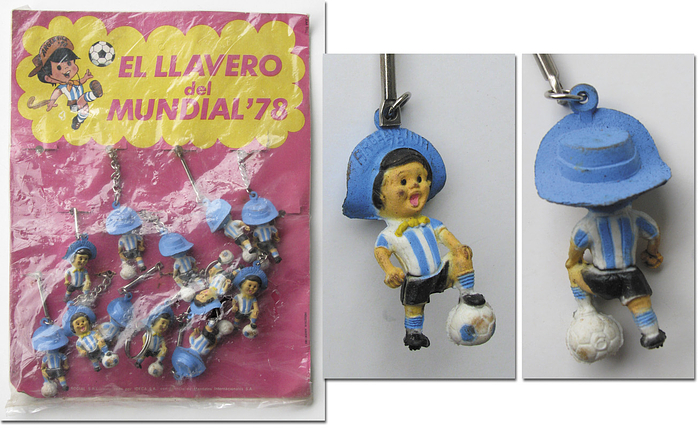 Maskottchen WM 1978  | „Gauchito“. Komplettes Verkaufsdisplay aus Pappe (28x21 cm) für das offizielle Maskottchen der Fußball-Weltmeisterschaft 1978 in Argentinien. 12 farbige Kunststofffiguren als Schlüsselanhänger (je 5x2 cm).