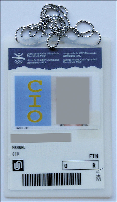 Offizieller Olympiaausweis für die Olympischen Spiele Barcelona 1992 eines IOC-Mitgliedes mit Passfoto und Originalunterschrift. Kunststoff mit Originalkette, 10,5 x16 cm.